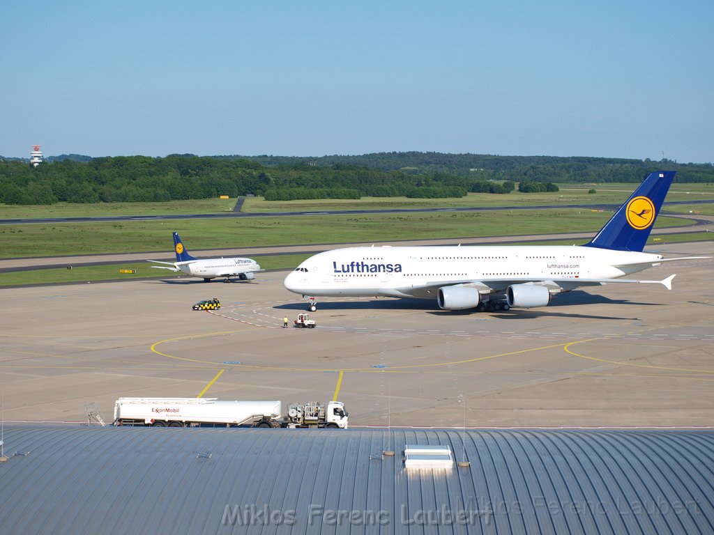 Lufthansa Airbus A 380 zu Besuch Flughafen Koeln Bonn P031.JPG